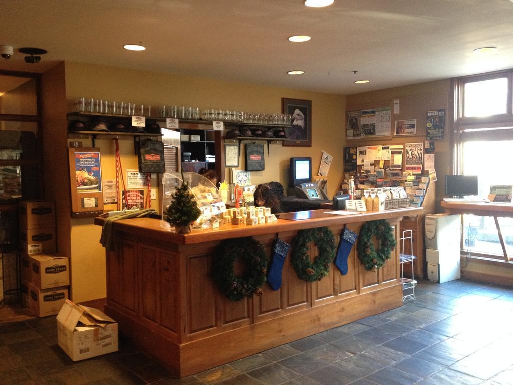 Howe Sound Inn & Brewing Company Squamish Exterior foto